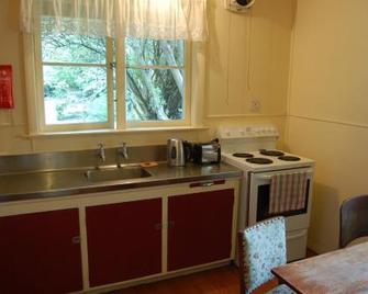 Wheatly Downs Farmstay and Backpackers - Hawera - Kitchen