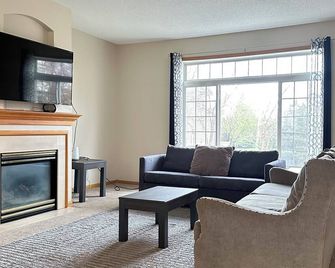 Cozy corner townhome, Pet friendly, 4 beds, 3 baths, deck and walkout! - Woodbury - Living room