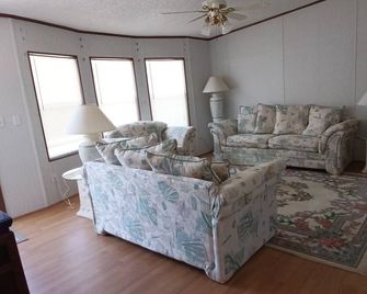 Charming 3 bedroom Florida Gator Camp 2.0 off the rim of Lake Okeechobee - BHR - Okeechobee - Living room