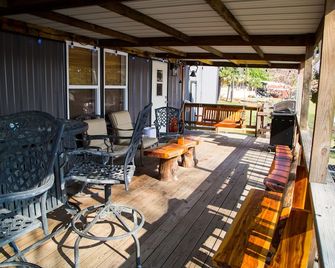 Lake front retreat, covered boat dock, large deck, fenced play area, RV parking - Eufaula - Patio