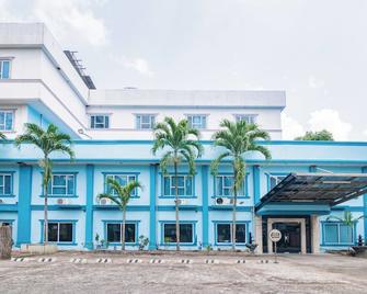Collection O De Town Hotel - Pekanbaru - Gebouw