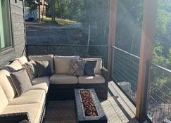 NEW Cabin in Terry Peak! Views, Space, and lots more! Sleeps 14, NO bunk beds! - Lead - Balcony