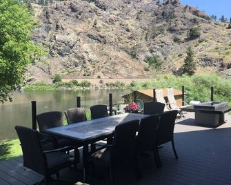 Missouri Riverfront Cabin - Cascade - Patio