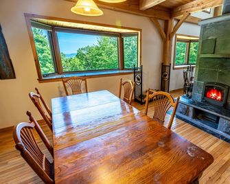 Sleeps 12 | 40 Private Acres | 10 Min Gore Mountain | 5br Lodge - North River - Dining room