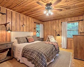 Comfy Cabin near Lake Rabun - Lakemont - Bedroom