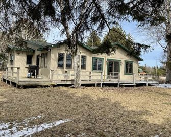 Waterfront house with private dock and beach in Grand Marais, MI - Grand Marais - Edificio