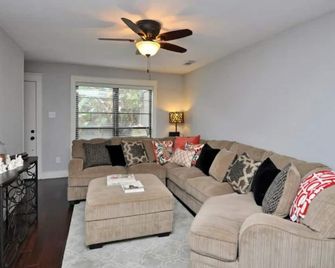 Private Condo In Spring Branch - هيوستن - غرفة معيشة