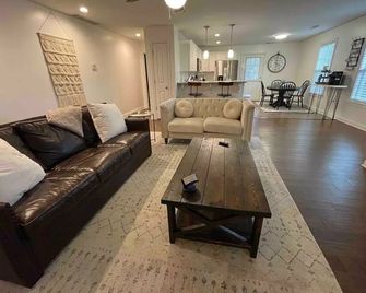 Cheerful Three-Bedroom Residential Home - Richmond - Living room