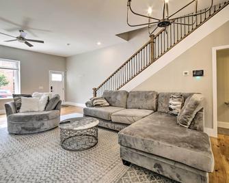 Well-Appointed Pittsburgh Home 1 Mi to Dtwn! - Pittsburgh - Living room
