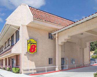 Super 8 by Wyndham Hayward Downtown - Hayward - Rakennus