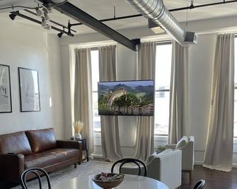 Spacious Loft in Historic Baggs Square - Utica - Living room