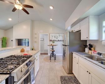 1 Mi to Tulsa Arts District Home with Yard! - Tulsa - Kitchen