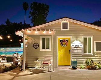 Elmo Hideout, a cozy MOVIE house W/ 4K projector - Pasadena - Building