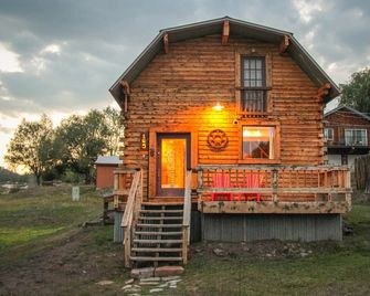 Incredible Pagosa: Cozy, Rustic Cabin Sleeps 6, Historic Downtown - Pagosa Springs - Building