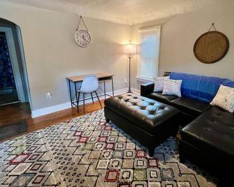 Roomy single bedroom with a huge back yard - Billings - Sala de estar