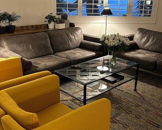 Sun City, 55+ Community, On The Golf Course, Single Story, 2.5 bds, 2bth - Sun City - Lounge