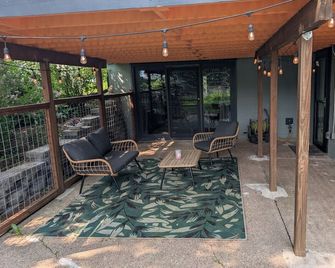 Maple St. King Suite - Free Daytime Ev Charging! - Viroqua - Patio