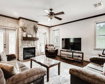 Business Friendly 14 Bed Duplex Mins to Downtown/Convention Center Walk to Bars! - Dallas - Stue