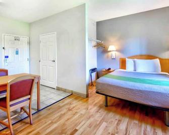 OYO Townhouse Sulphur,la Extended Stay - Sulphur - Camera da letto