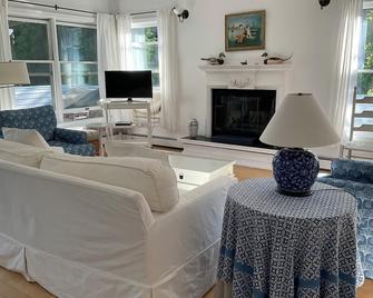 Hamptons: Beautiful Private Setting - Tennis Court, Pool and an Expansive Lawn - Sagaponack - Living room