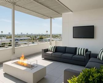 Alex 2BD Haven in Hollywood!Free parking and pool! - Los Angeles