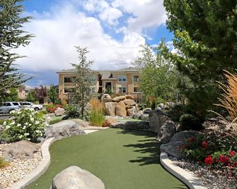 New Cozy 1BR Apt with Gym, Sauna & Heated Pool Access - Reno