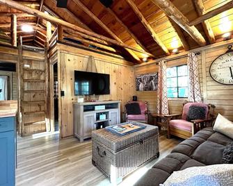 River Bend Cabin - Float the Sturgeon River!!! - Indian River - Living room