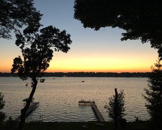 Indiana Lake Home Sunsets. 5 Beds, 3 Baths, 2 Decks, 1 Long Pier, By Chicago Il - Cedar Lake