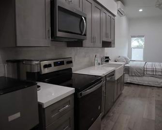 ADU studio with bathroom 1.3 miles from beach - Torrance - Kitchen