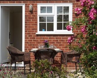 Mersea Island Cottage by the beach and coast. - West Mersea - Patio