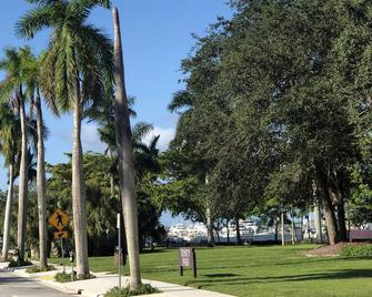 Safe place FHP lives across the street. - West Palm Beach - Vista exterior