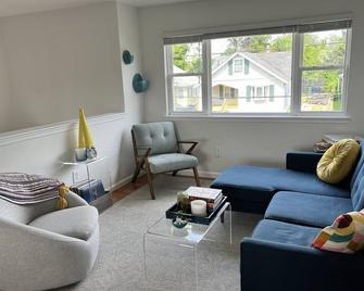 Colorful asbury vacation home - 1+ mile to beach! - Neptune - Living room