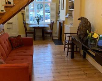 Cosy, 2-Bed Surrey cottage; easy access into London \n - East Molesey - Living room