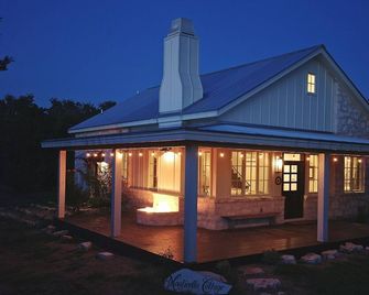 Heaven in the Hills. Welcome to Monticello Cottage - Dripping Springs - Edificio