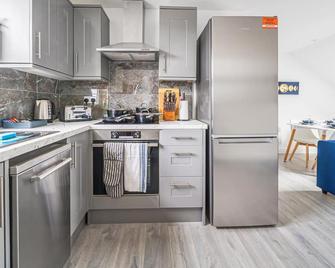 Brand New, 1 Bed 1 Bath, Modern Town Center Apartment, Free Wifi & Netflix By Redwood Stays - Aldershot - Kitchen