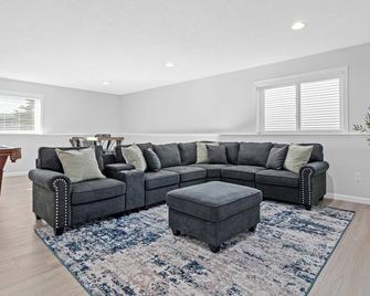 Sweethomeaway - Relaxing - Pool Table - King Bed - Blaine - Living room
