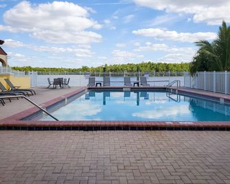 Captain's Table Hotel - Everglades - Piscina