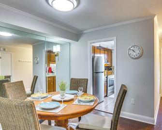 Comfy Augusta Condo with Deck about 4 Mi to Olde Town - Augusta - Dining room