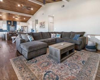 Fishing Pier & Minutes to the Beach! - Bay City - Living room