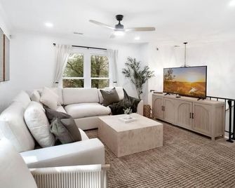 Brandyapple Retreat by Rather Be Properties - Raleigh - Sala de estar