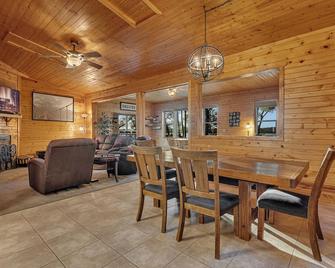 Sauk Lake Retreat - 5br W/Private Hot Tub, Dock, & Boat - Sauk Centre - Eetruimte