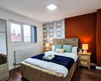 Modern & Spacious 5-bedroom House With Game Room - Manchester - Bedroom