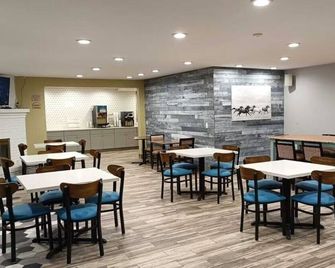 Cozy Room with Easy Access to Downtown | Free Onsite Parking - דה מואן - מסעדה