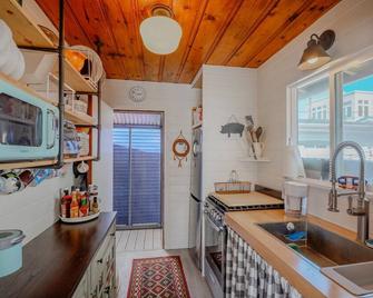 Historic beachside home in charming Sunset Beach - Sunset Beach - Kitchen