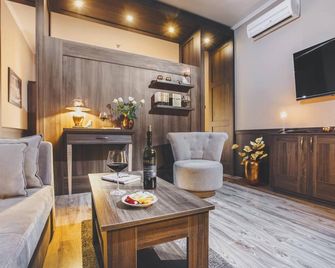 Komló Hotel Gyula - Gyula - Wohnzimmer