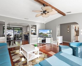 Entire residence, single level home with abundant natural light for you to enjoy - Weeki Wachee - Sala de estar