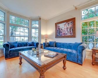 Palm Harbor Vacation Rental 7 Mi to Beach! - 帕姆港 - 客廳