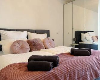 Stilvolles Design Apartment mit Rheinblick - Düsseldorf - Yatak Odası