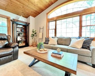 4 Br/2.5 Ba Lake House | Pets Ok | Fire Pit | Dock - Tully - Sala de estar