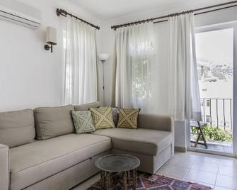 Hideaway - קאס - סלון